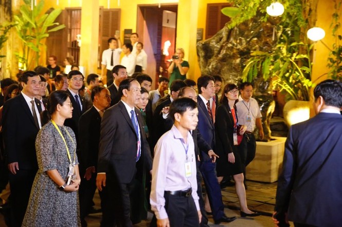 Thủ tướng Việt Nam, Nhật Bản dạo bước phố cổ Hội An - ảnh 12