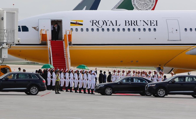 Quốc vương Brunei ngồi khoang lái chuyên cơ rời Đà Nẵng - ảnh 4