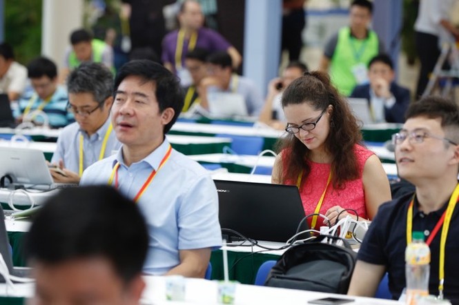 'Bóng hồng' bận rộn ở Trung tâm báo chí APEC - ảnh 4