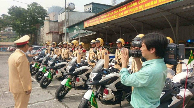 Dàn xe đặc chủng của công an Hà Nội dẫn đoàn Tổng thống Trump - ảnh 5