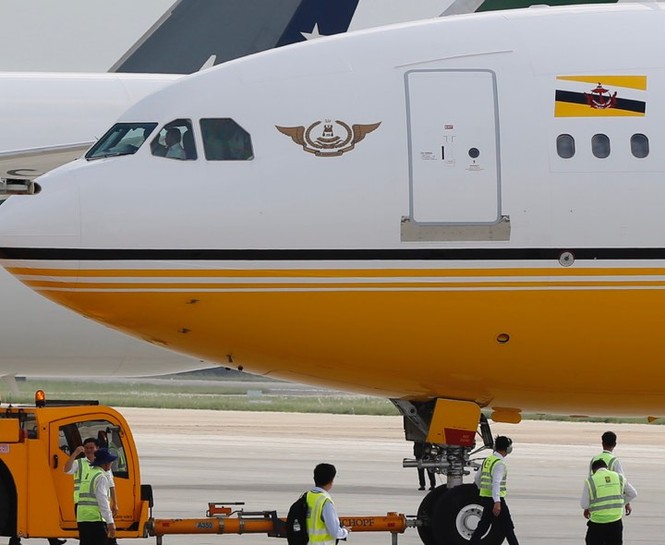 Quốc vương Brunei ngồi khoang lái chuyên cơ rời Đà Nẵng - ảnh 5