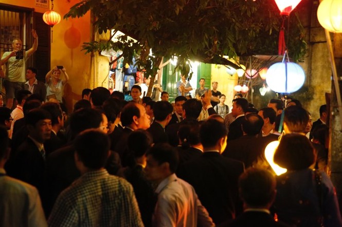 Thủ tướng Việt Nam, Nhật Bản dạo bước phố cổ Hội An - ảnh 8
