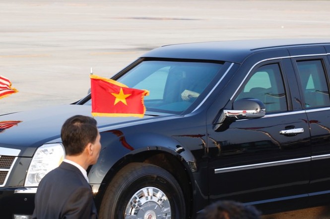 Cận cảnh đoàn xe đón Tổng thống Donald Trump tại sân bay Nội Bài - ảnh 5