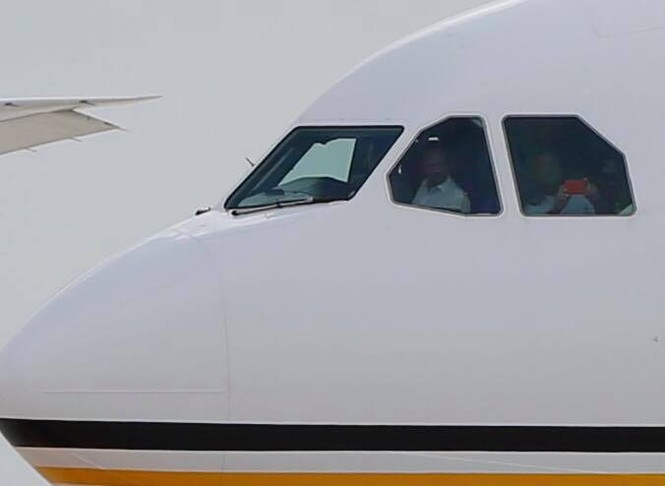Quốc vương Brunei ngồi khoang lái chuyên cơ rời Đà Nẵng - ảnh 7