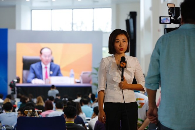'Bóng hồng' bận rộn ở Trung tâm báo chí APEC - ảnh 7