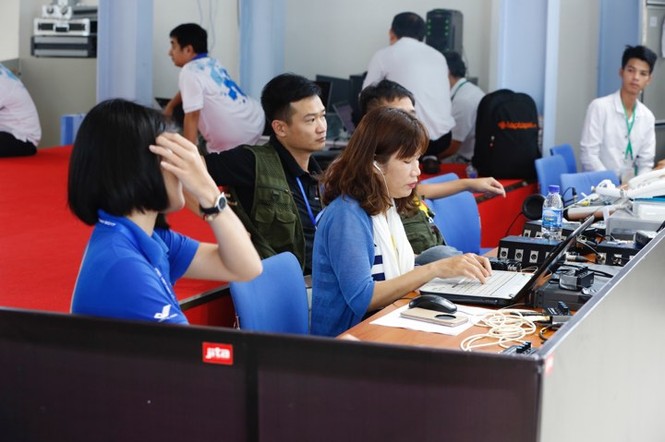 'Bóng hồng' bận rộn ở Trung tâm báo chí APEC - ảnh 8