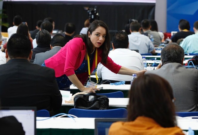 'Bóng hồng' bận rộn ở Trung tâm báo chí APEC - ảnh 9