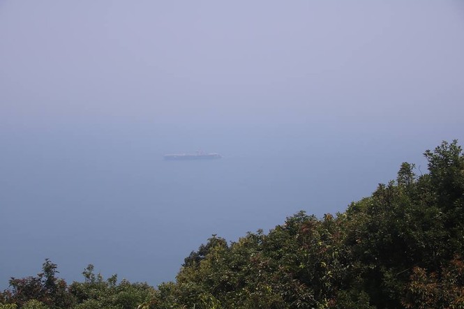 Tàu sân bay Mỹ USS Carl Vinson neo đậu cách bờ biển Đà Nẵng 1km - ảnh 1