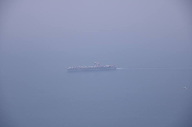 Tàu sân bay Mỹ USS Carl Vinson neo đậu cách bờ biển Đà Nẵng 1km - ảnh 2