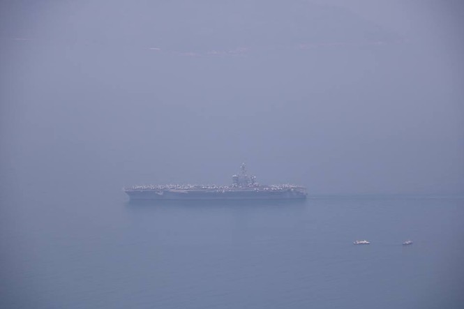 Tàu sân bay Mỹ USS Carl Vinson neo đậu cách bờ biển Đà Nẵng 1km - ảnh 3