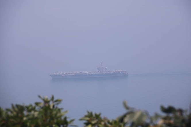 Tàu sân bay Mỹ USS Carl Vinson neo đậu cách bờ biển Đà Nẵng 1km - ảnh 4