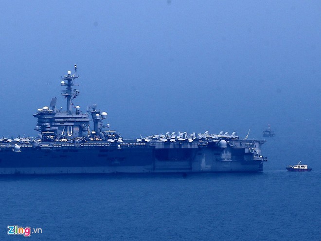 Tàu sân bay Mỹ USS Carl Vinson neo đậu cách bờ biển Đà Nẵng 1km - ảnh 7