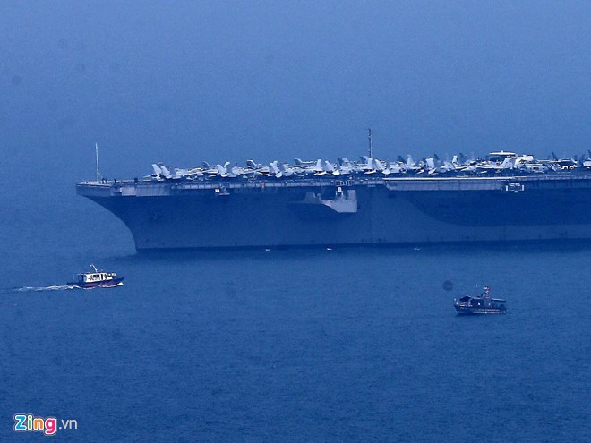 Tàu sân bay Mỹ USS Carl Vinson neo đậu cách bờ biển Đà Nẵng 1km - ảnh 6