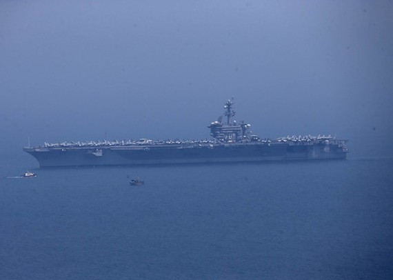 Tàu sân bay Mỹ USS Carl Vinson neo đậu cách bờ biển Đà Nẵng 1km - ảnh 5