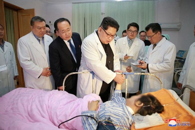 Ông Kim Jong-un đến sứ quán Trung Quốc chia buồn vụ tại nạn xe buýt - ảnh 1