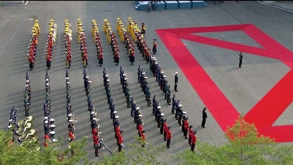 Lãnh đạo hai miền Triều Tiên tay trong tay bước qua đường phân giới - ảnh 17