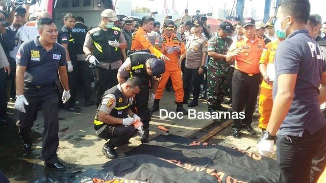 Trục vớt 6 thi thể đầu tiên vụ máy bay rơi ở Indonesia - ảnh 1