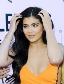 Kylie Jenner diện đầm trễ nải, khoe đường cong đầy mê hoặc - ảnh 6
