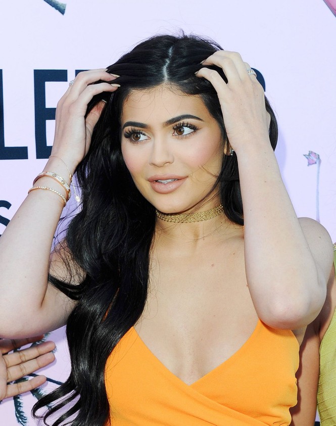 Kylie Jenner diện đầm trễ nải, khoe đường cong đầy mê hoặc - ảnh 1