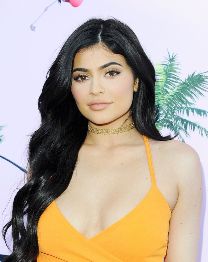 Kylie Jenner diện đầm trễ nải, khoe đường cong đầy mê hoặc - ảnh 9