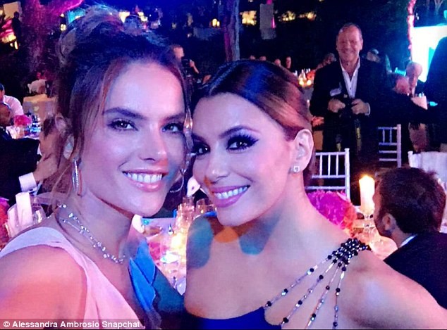 Alessandra Ambrosio quyến rũ với đầm xẻ cao, khoe vòng 1 căng tròn - ảnh 7