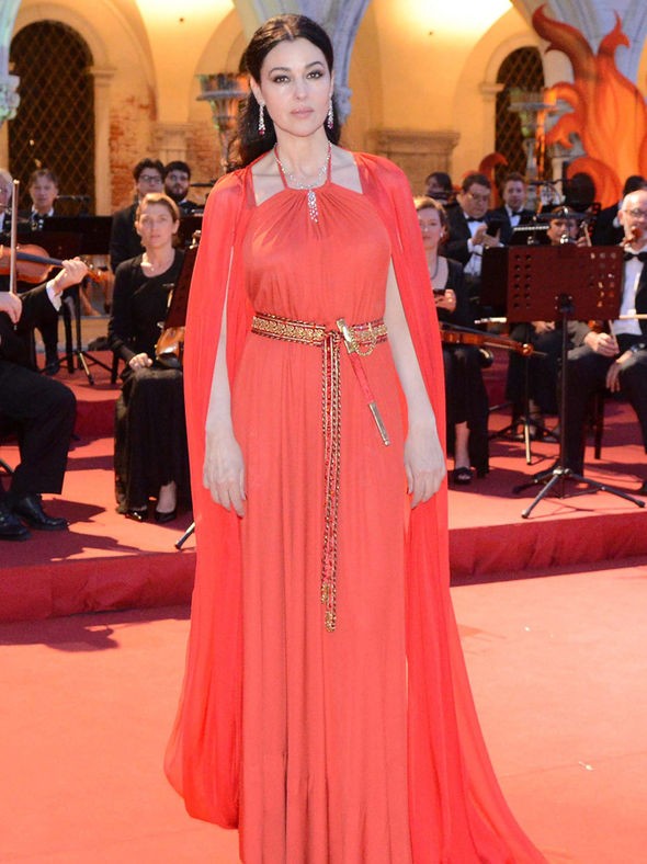 Biểu tượng sắc đẹp Monica Bellucci đẹp rạng ngời ở tuổi 52 - ảnh 2