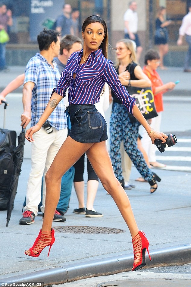 Dáng vóc nuột nà, chân dài miên man của nàng mẫu Jourdan Dunn - ảnh 4