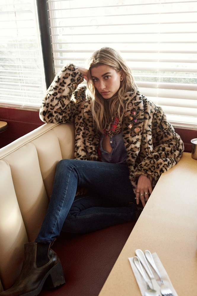 Biểu tượng thời trang mới Hailey Baldwin 'tình tứ' bên trai lạ - ảnh 3
