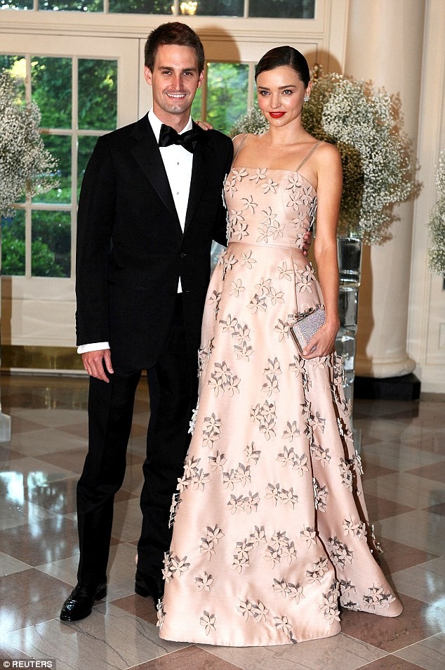 Miranda Kerr xuất hiện cực quyến rũ với nhẫn đính hôn kim cương - ảnh 7