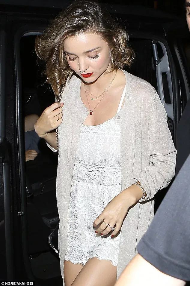 Miranda Kerr xuất hiện cực quyến rũ với nhẫn đính hôn kim cương - ảnh 4