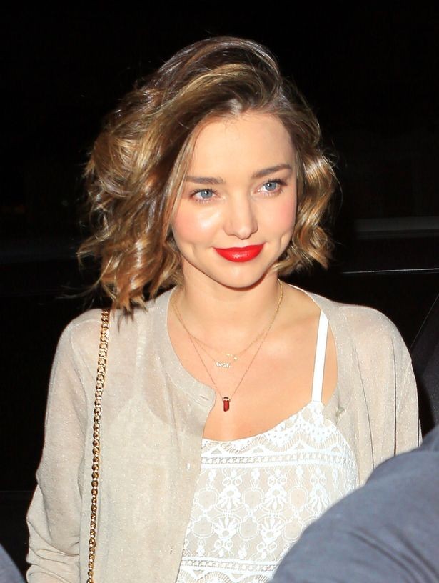 Miranda Kerr xuất hiện cực quyến rũ với nhẫn đính hôn kim cương - ảnh 1