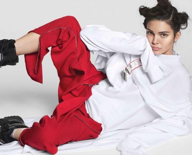 Vẻ đẹp 'vạn người mê' của em gái cô Kim siêu vòng 3 Kendall Jenner - ảnh 2