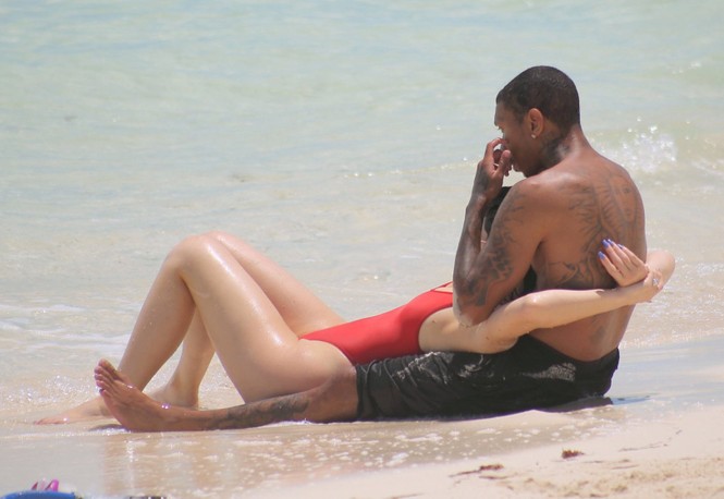 Kylie Jenner quá sexy, không ngừng tình tứ với bạn trai trên biển - ảnh 3