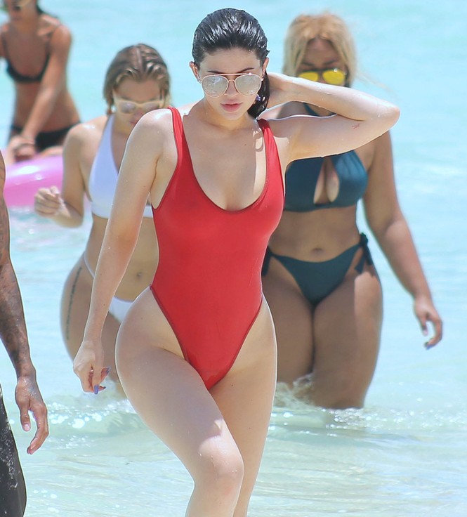 Kylie Jenner quá sexy, không ngừng tình tứ với bạn trai trên biển - ảnh 5