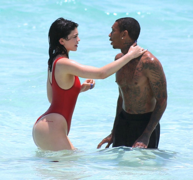 Kylie Jenner quá sexy, không ngừng tình tứ với bạn trai trên biển - ảnh 7