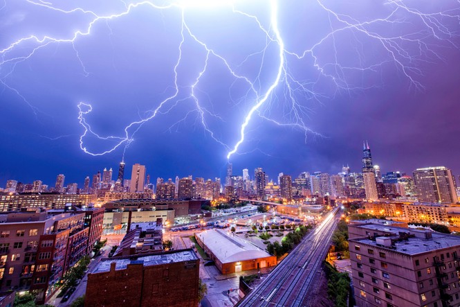 Ảnh sét đánh tuyệt đẹp trên bầu trời Chicago - ảnh 1