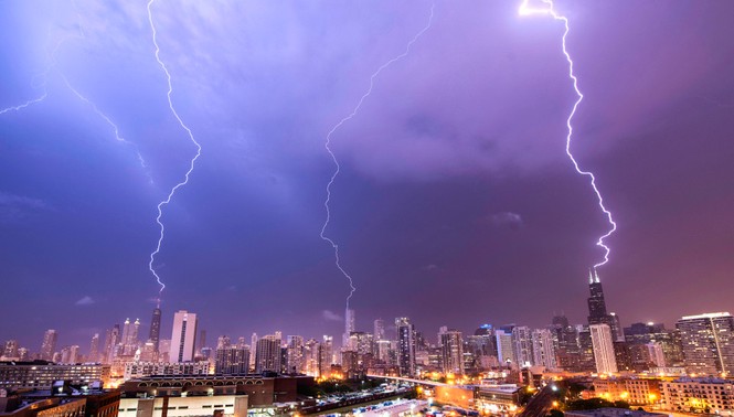 Ảnh sét đánh tuyệt đẹp trên bầu trời Chicago - ảnh 2