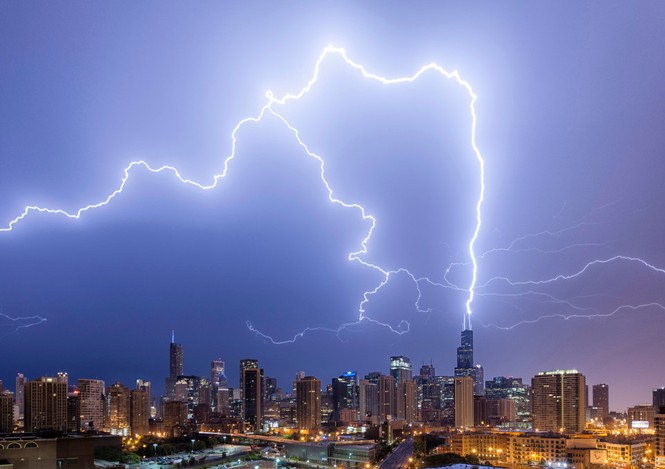 Ảnh sét đánh tuyệt đẹp trên bầu trời Chicago - ảnh 3