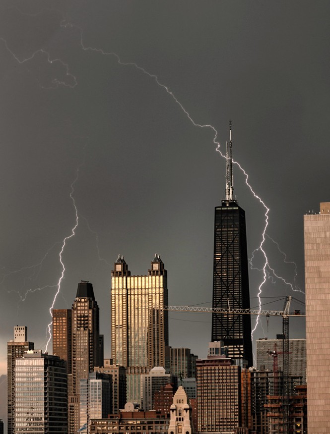 Ảnh sét đánh tuyệt đẹp trên bầu trời Chicago - ảnh 4
