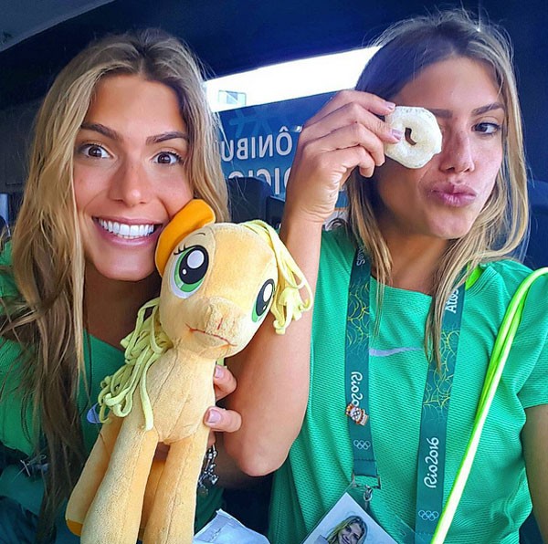 Chết mê nhan sắc cặp 'kình ngư' song sinh dự Olympic - ảnh 1