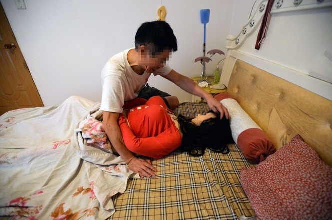 'Hẹn hò” với búp bê người lớn để nhớ người vợ đã mất - ảnh 1