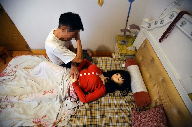 'Hẹn hò” với búp bê người lớn để nhớ người vợ đã mất - ảnh 2