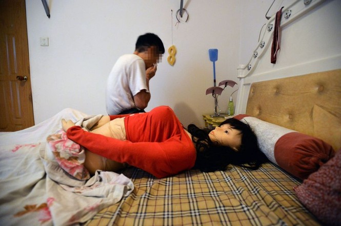 'Hẹn hò” với búp bê người lớn để nhớ người vợ đã mất - ảnh 3