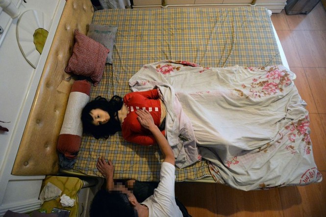 'Hẹn hò” với búp bê người lớn để nhớ người vợ đã mất - ảnh 4