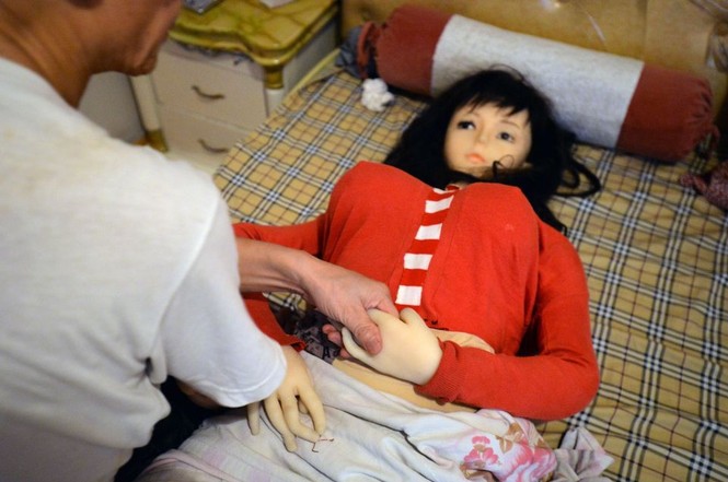 'Hẹn hò” với búp bê người lớn để nhớ người vợ đã mất - ảnh 5