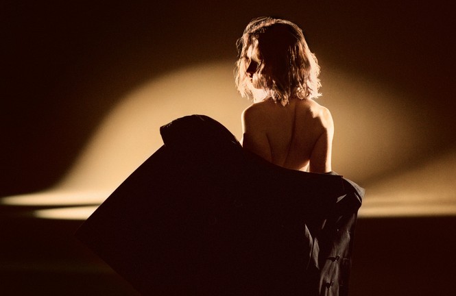 “Nàng Lọ Lem” Lily James nude táo báo trong clip quảng cáo - ảnh 3
