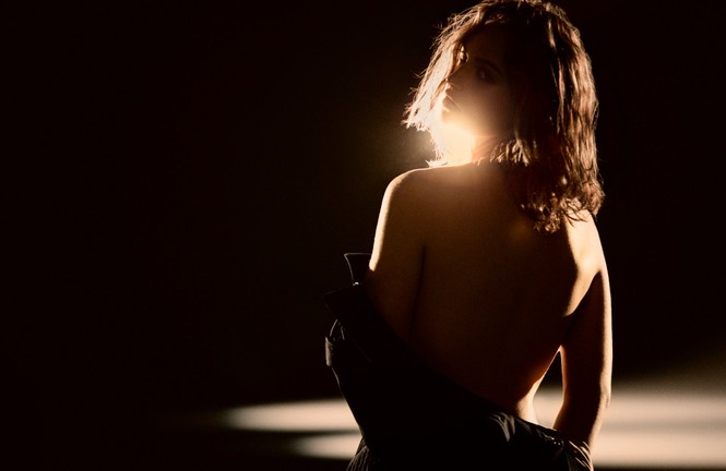 “Nàng Lọ Lem” Lily James nude táo báo trong clip quảng cáo - ảnh 4