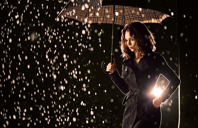 “Nàng Lọ Lem” Lily James nude táo báo trong clip quảng cáo - ảnh 7