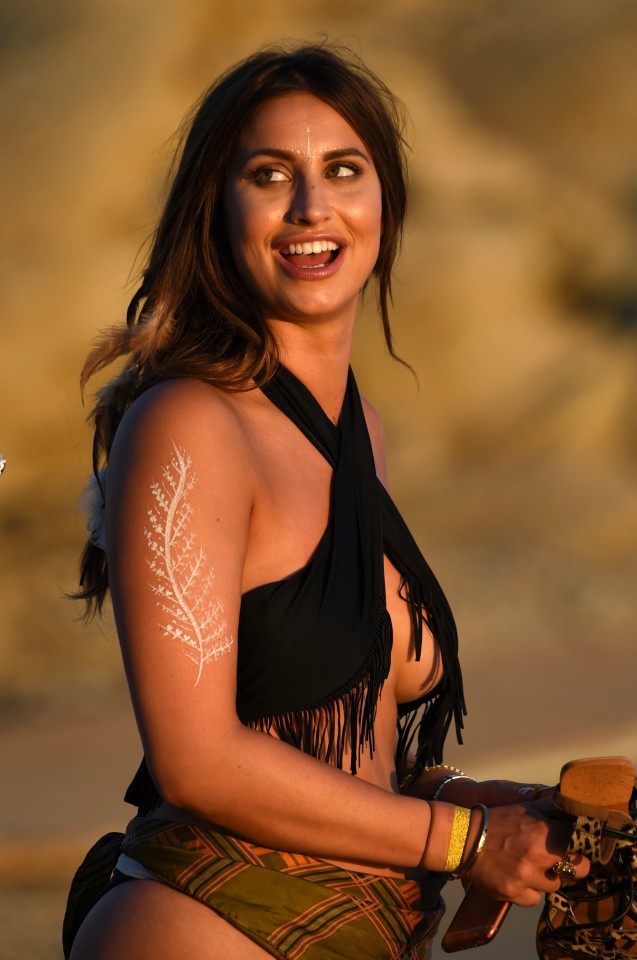 'Mỹ nhân da đỏ' Ferne McCann đẹp rực lửa với bikini 'thổ dân' - ảnh 1