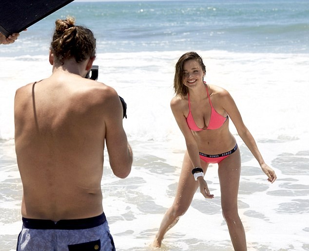 Hậu trường chụp bikini nóng bỏng của thiên thần nội y Miranda Kerr - ảnh 6